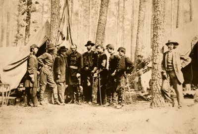 Generale Potter e staff con Mathew Brady appoggiato a un albero, 1861-65 da Mathew B. Brady